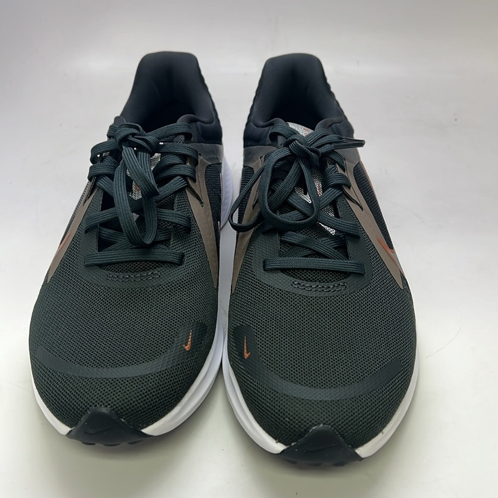 Women’s Nike Quest 5 Sneakers Size 7.5 Dark Smoke Grey/ Metallic Silver NWOB - Picture 5 of 9